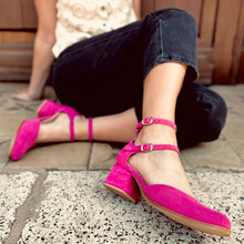 Cargar imagen en el visor de la galería, Cotorra Fucsia (PRE-ORDER)