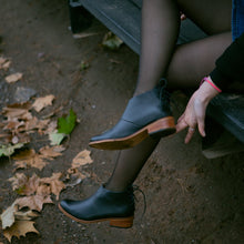 Cargar imagen en el visor de la galería, Trile Negro Alto (PRE-ORDER)