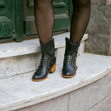 Cargar imagen en el visor de la galería, Cernícalo Negro (PRE-ORDER)