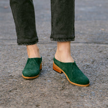 Cargar imagen en el visor de la galería, Suri Verde (PRE-ORDER)