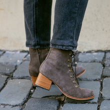 Cargar imagen en el visor de la galería, Vari Taupe (PRE-ORDER)