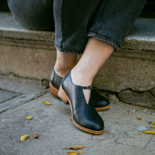 Cargar imagen en el visor de la galería, Yal Negro (PRE-ORDER)