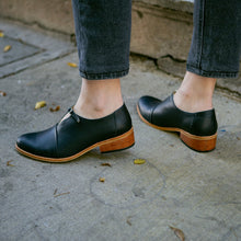 Cargar imagen en el visor de la galería, Yal Negro (PRE-ORDER)