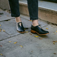 Cargar imagen en el visor de la galería, Yal Negro (PRE-ORDER)