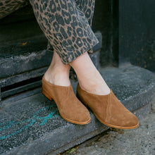 Cargar imagen en el visor de la galería, Suri Camel (PRE-ORDER)