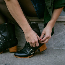 Cargar imagen en el visor de la galería, Cernícalo Negro (PRE-ORDER)