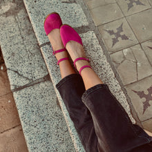 Cargar imagen en el visor de la galería, Cotorra Fucsia (PRE-ORDER)
